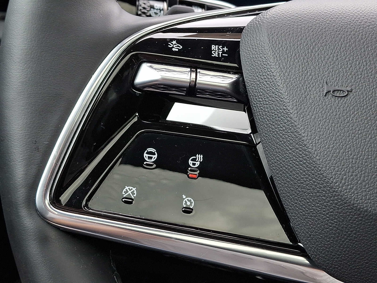 Certified 2025 Cadillac Optiq Sport 2 w/ LPO, Floor Liner Package AWD/4WD image 26