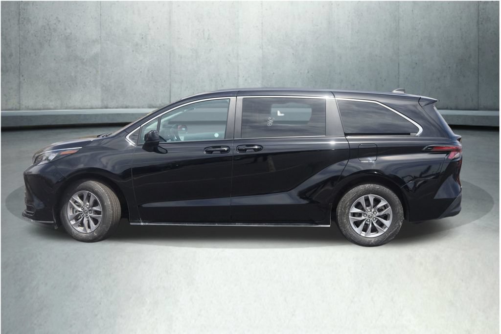 Used 2025 Toyota Sienna LE FWD image 4