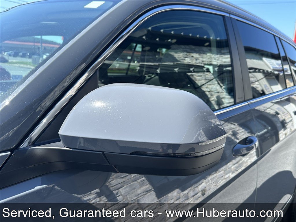 Used 2025 Volkswagen Atlas SEL AWD/4WD image 32