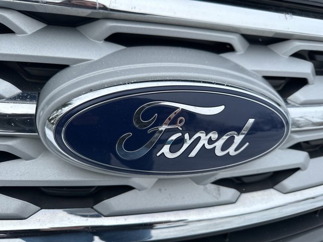 Used 2018 Ford Explorer XLT w/ Equipment Group 202A image 9