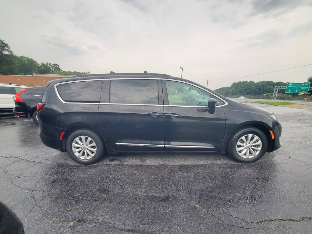 Used 2017 Chrysler Pacifica Touring-L FWD image 4