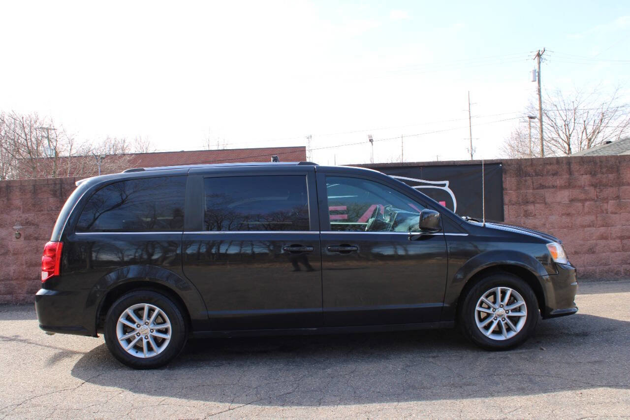 Used 2019 Dodge Grand Caravan SXT image 4