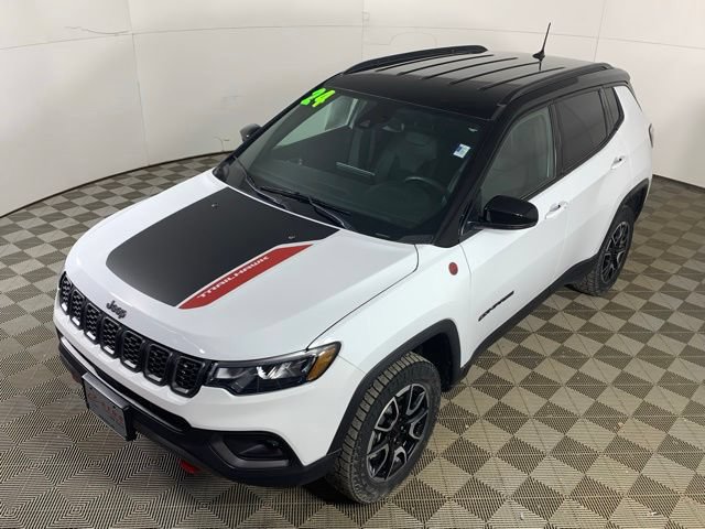 Used 2024 Jeep Compass Trailhawk w/ Trailhawk Convenience Group AWD/4WD image 15