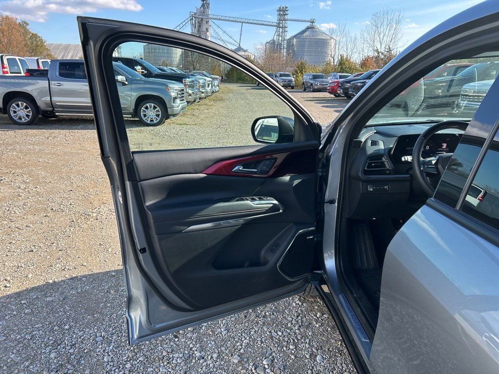 Used 2024 Chevrolet Traverse RS image 9