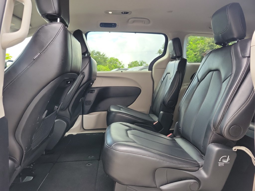 Used 2024 Chrysler Pacifica Touring-L FWD image 15