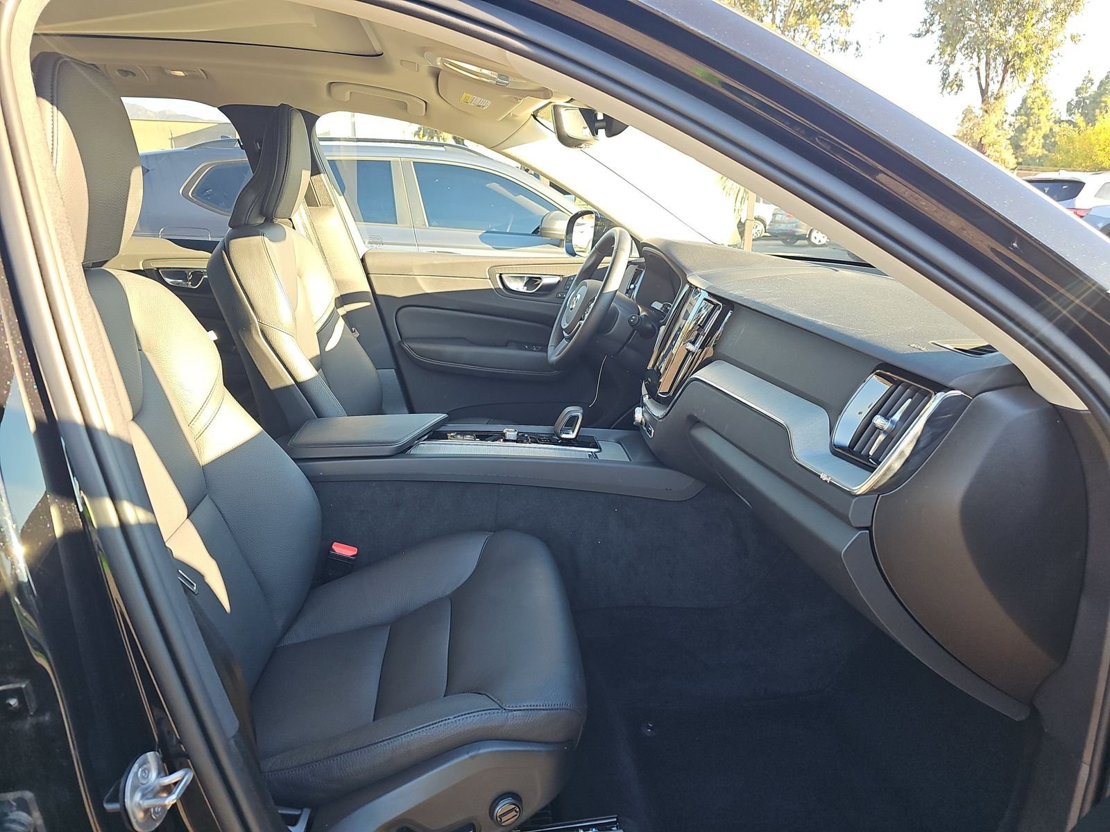 Used 2025 Volvo XC60 B5 Plus image 8