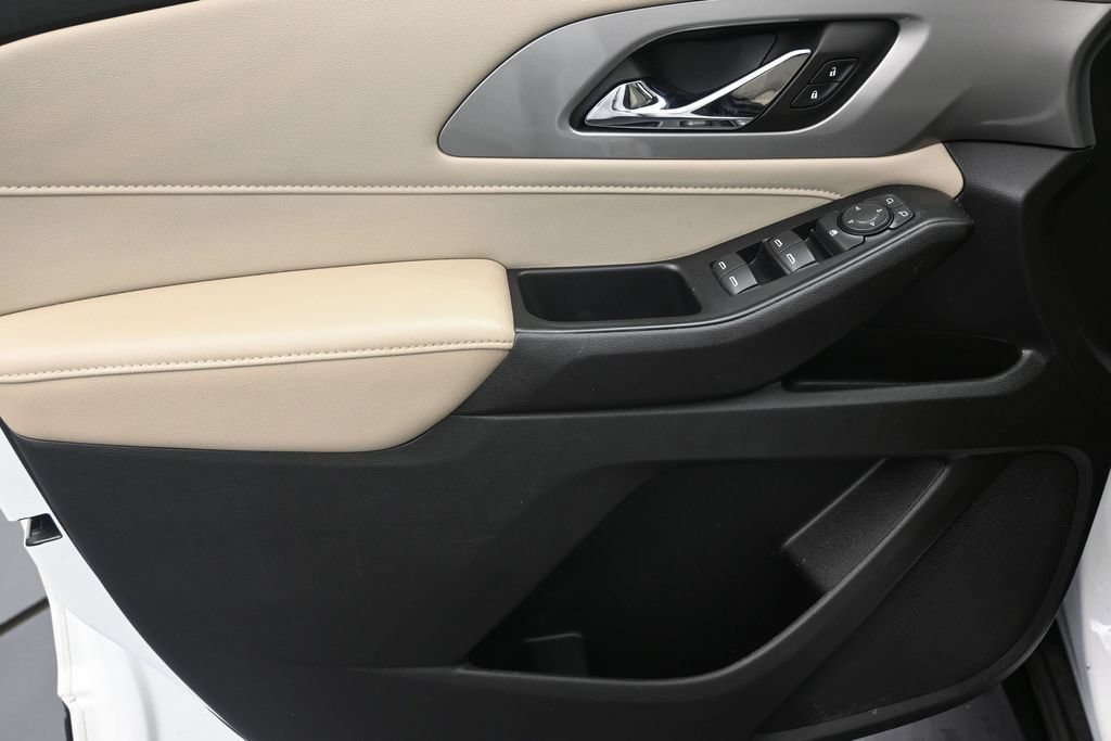 Used 2022 Chevrolet Traverse LS FWD image 11