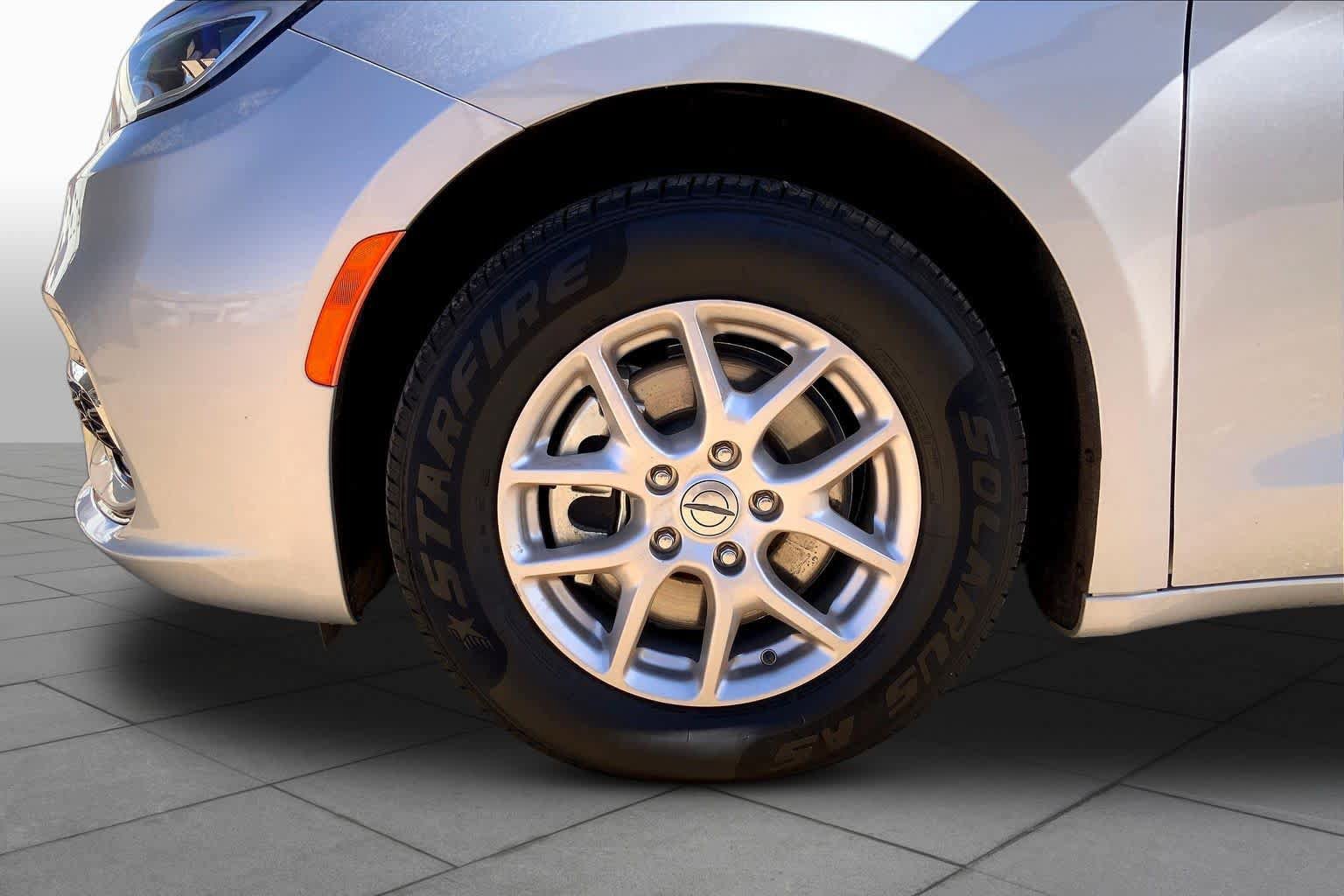 Used 2024 Chrysler Pacifica Touring-L FWD image 11