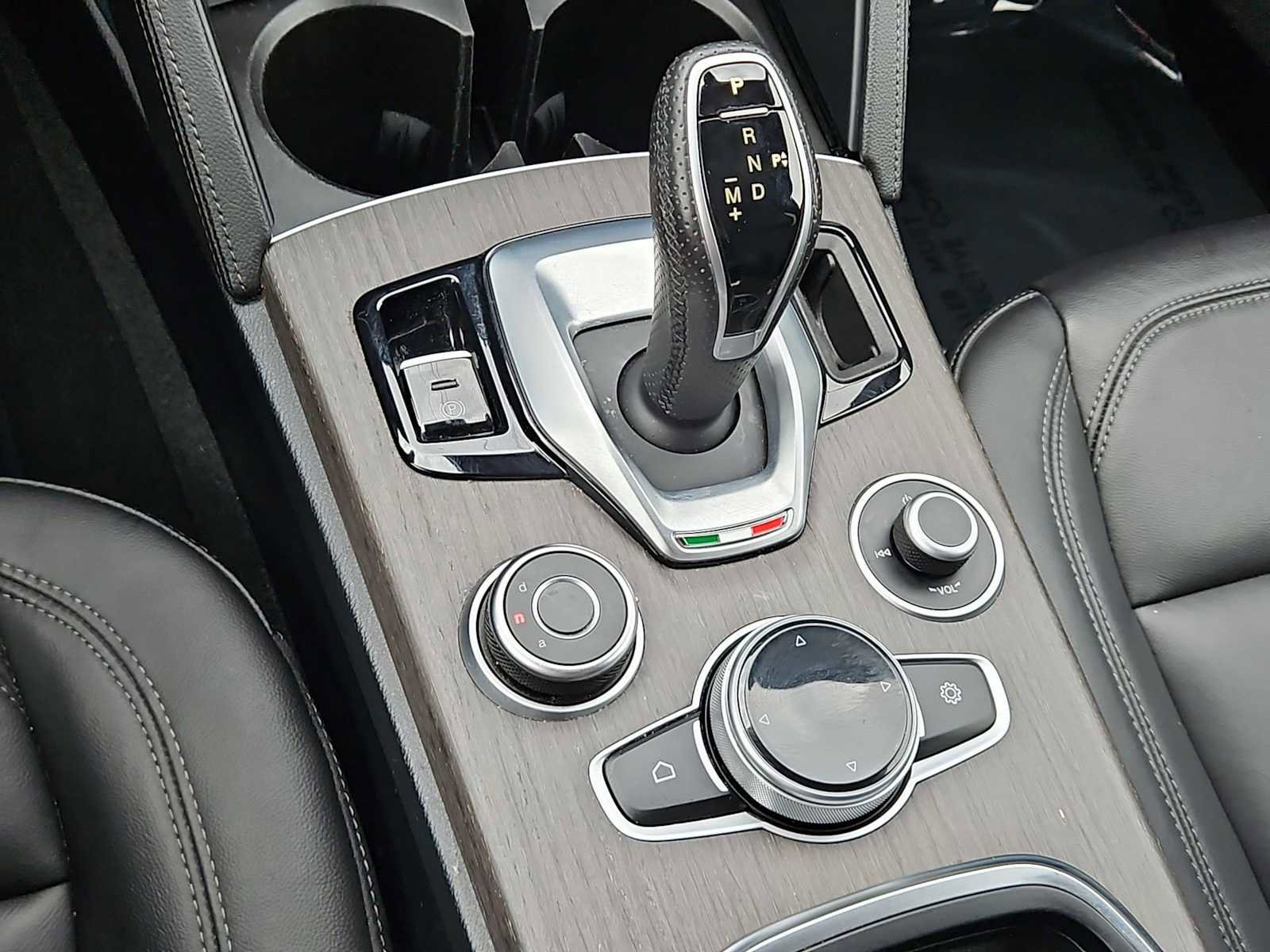 Used 2022 Alfa Romeo Stelvio Ti image 32