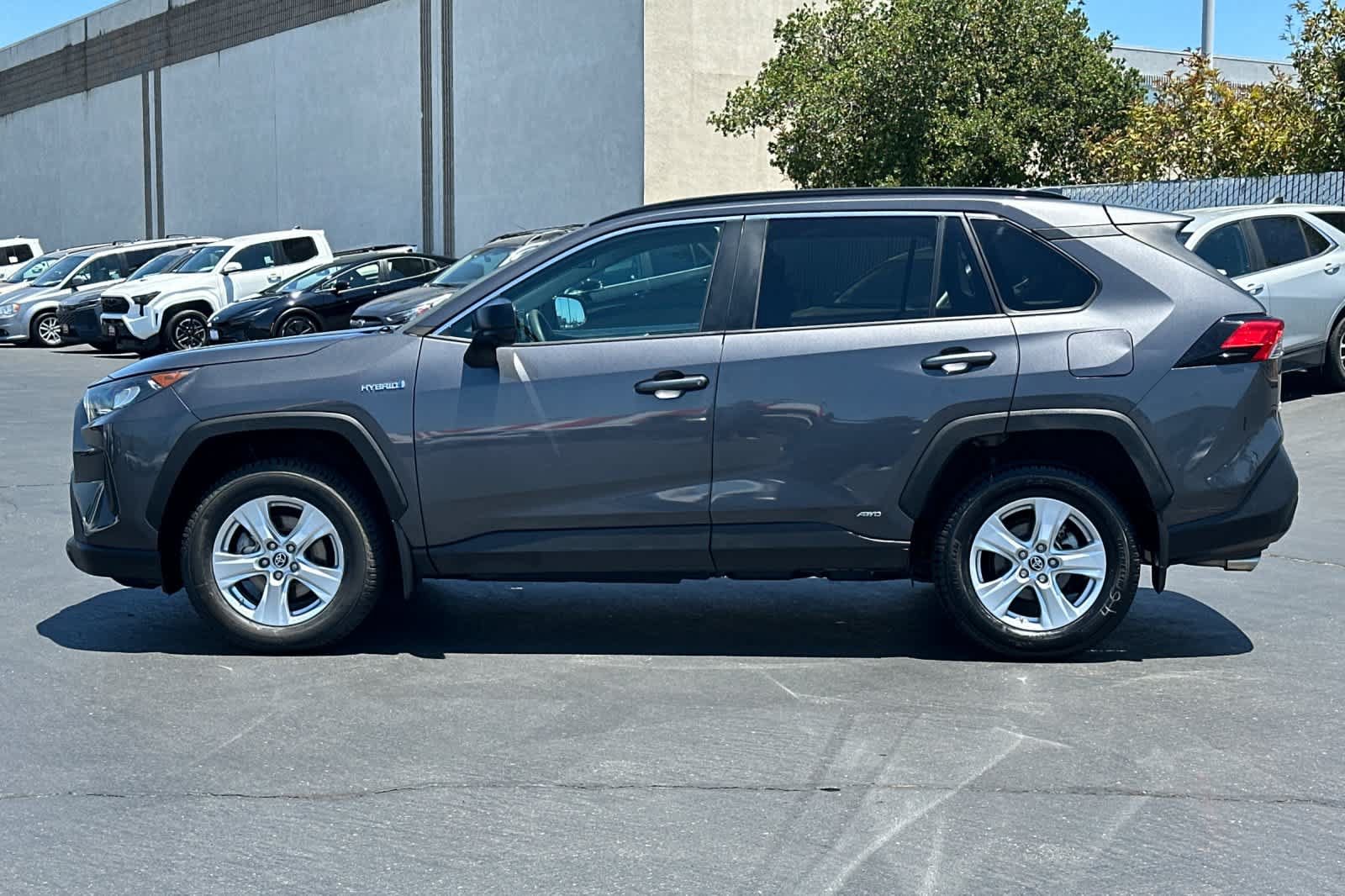 Used 2019 Toyota RAV4 LE AWD/4WD image 9
