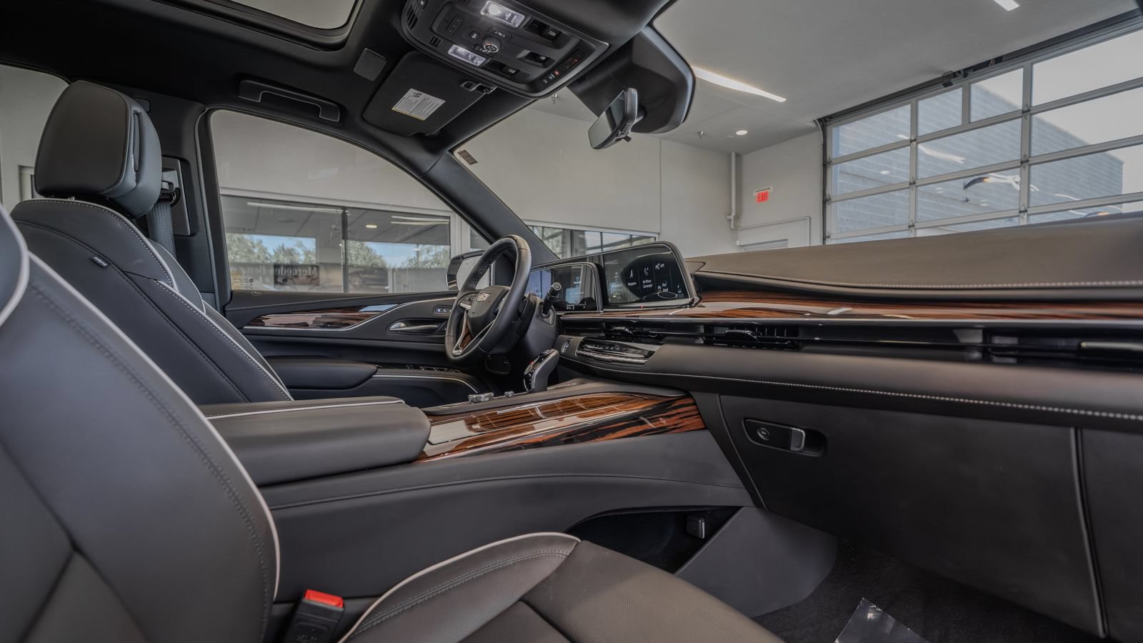 Used 2024 Cadillac Escalade Premium Luxury AWD/4WD image 17