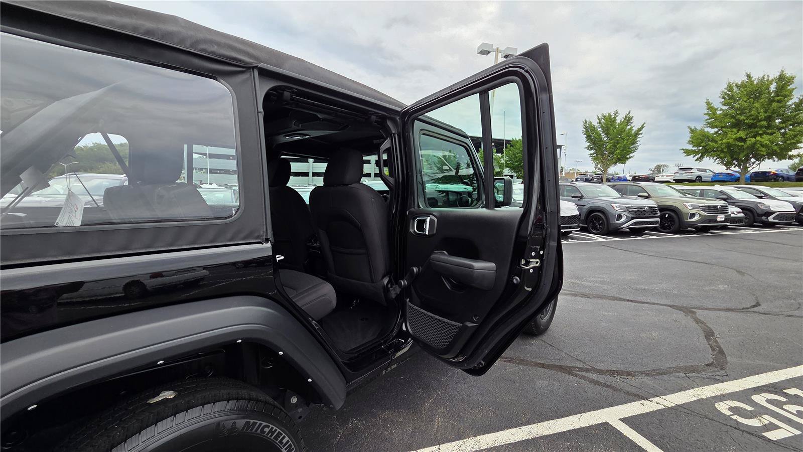 Used 2023 Jeep Wrangler Unlimited Sport AWD/4WD image 31