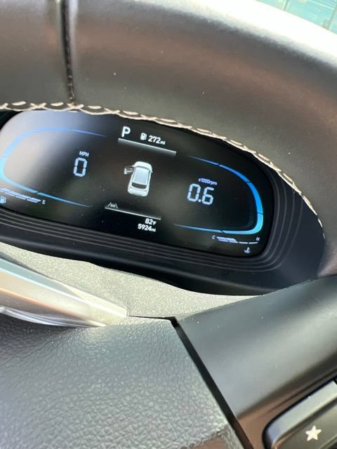 Used 2023 Hyundai Venue SEL FWD image 2