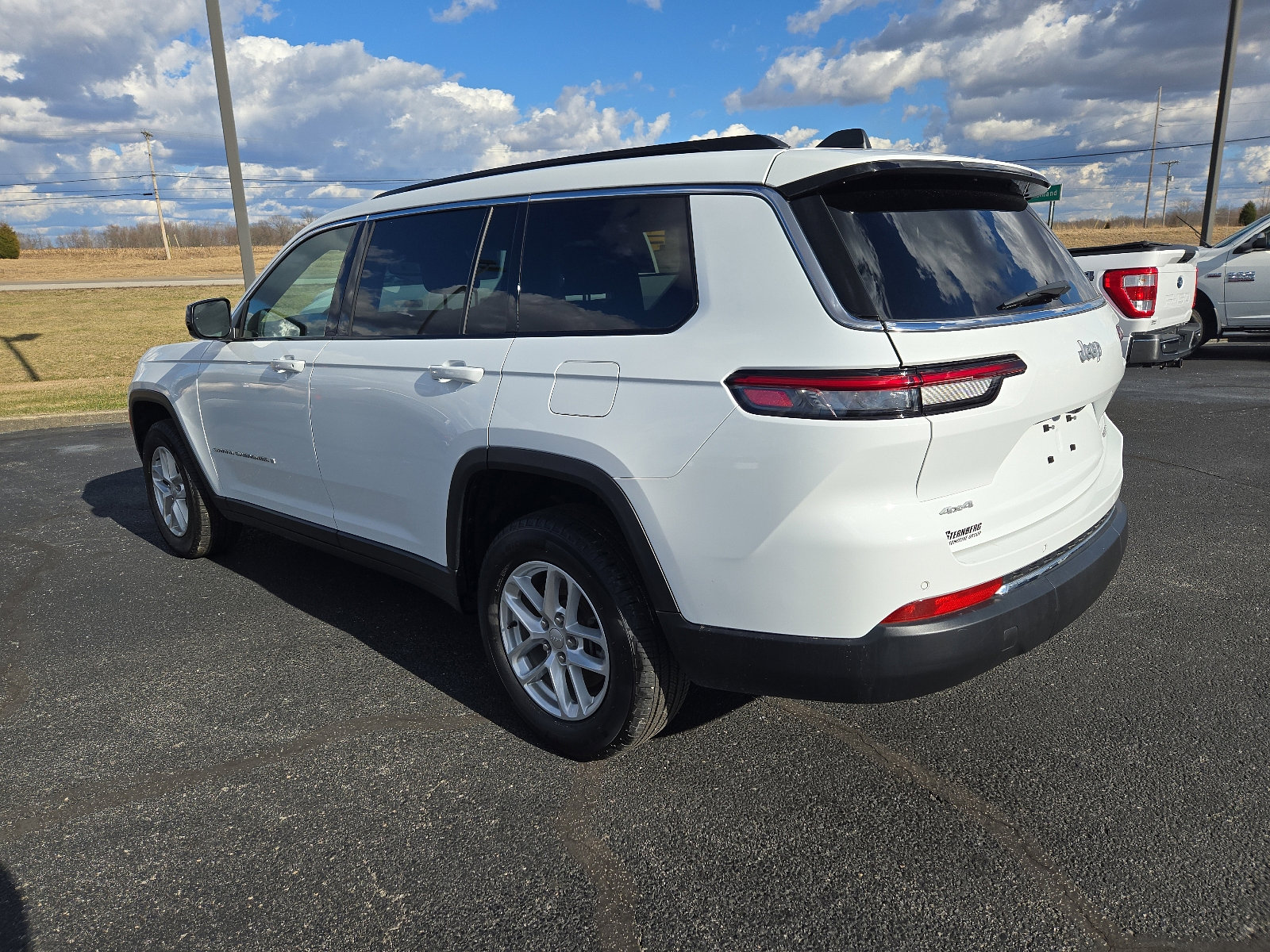 Used 2024 Jeep Grand Cherokee L Laredo image 3