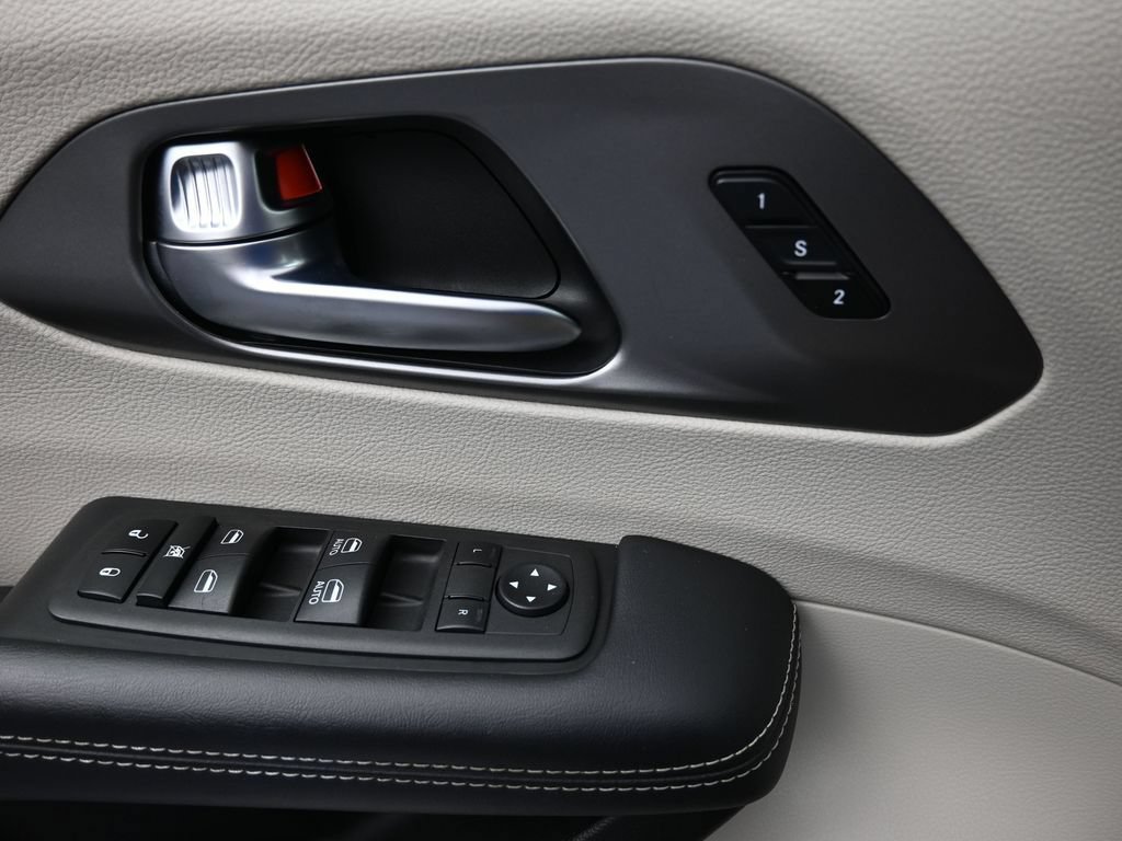 Used 2023 Chrysler Pacifica Touring-L FWD image 18