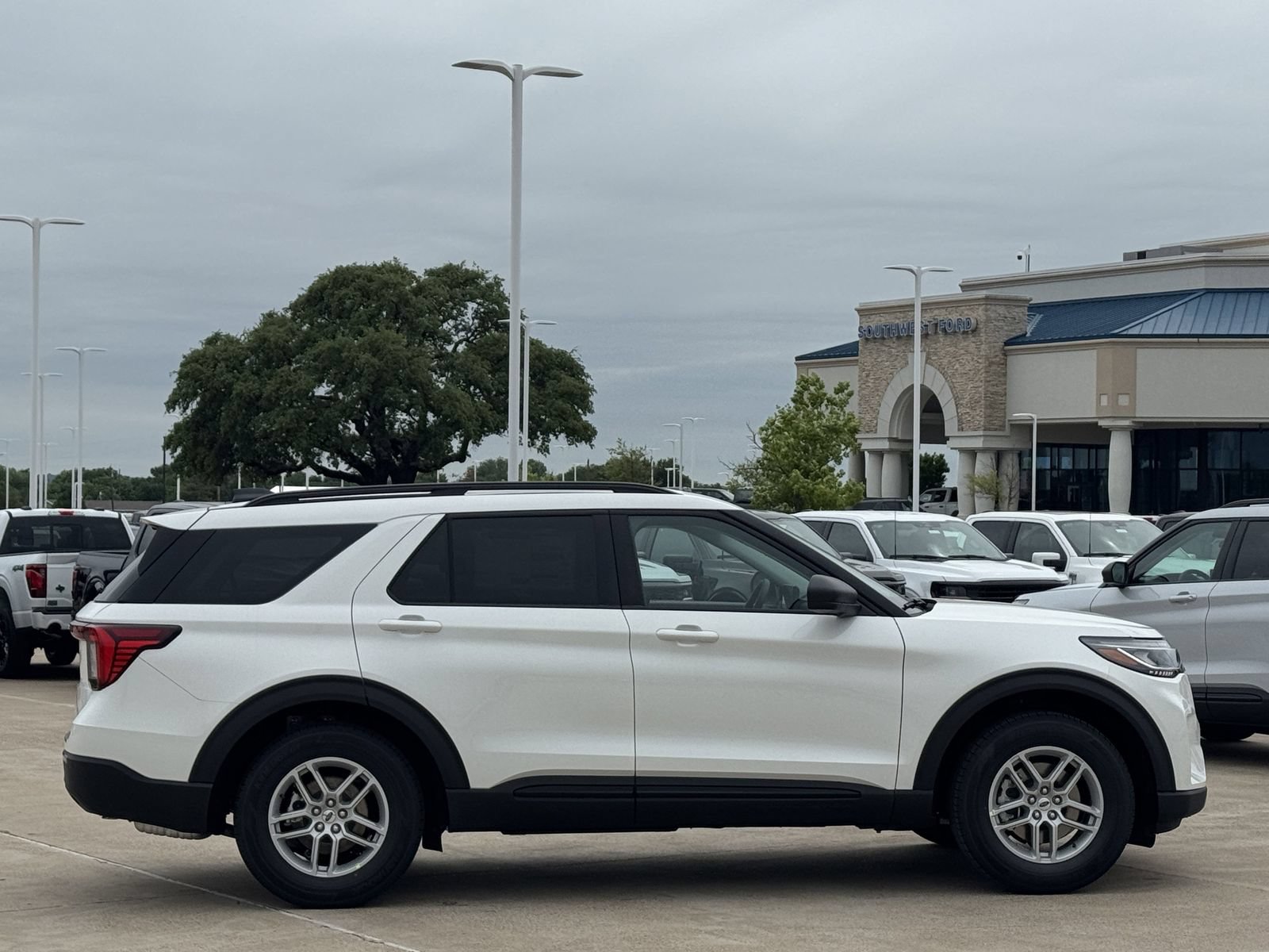 New 2026 Ford Explorer Active RWD image 3