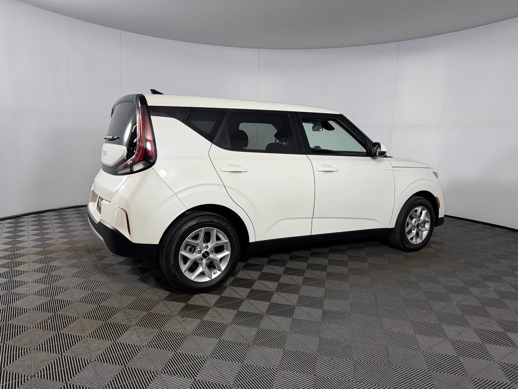 Used 2025 Kia Soul LX w/ LX Technology Package FWD image 7