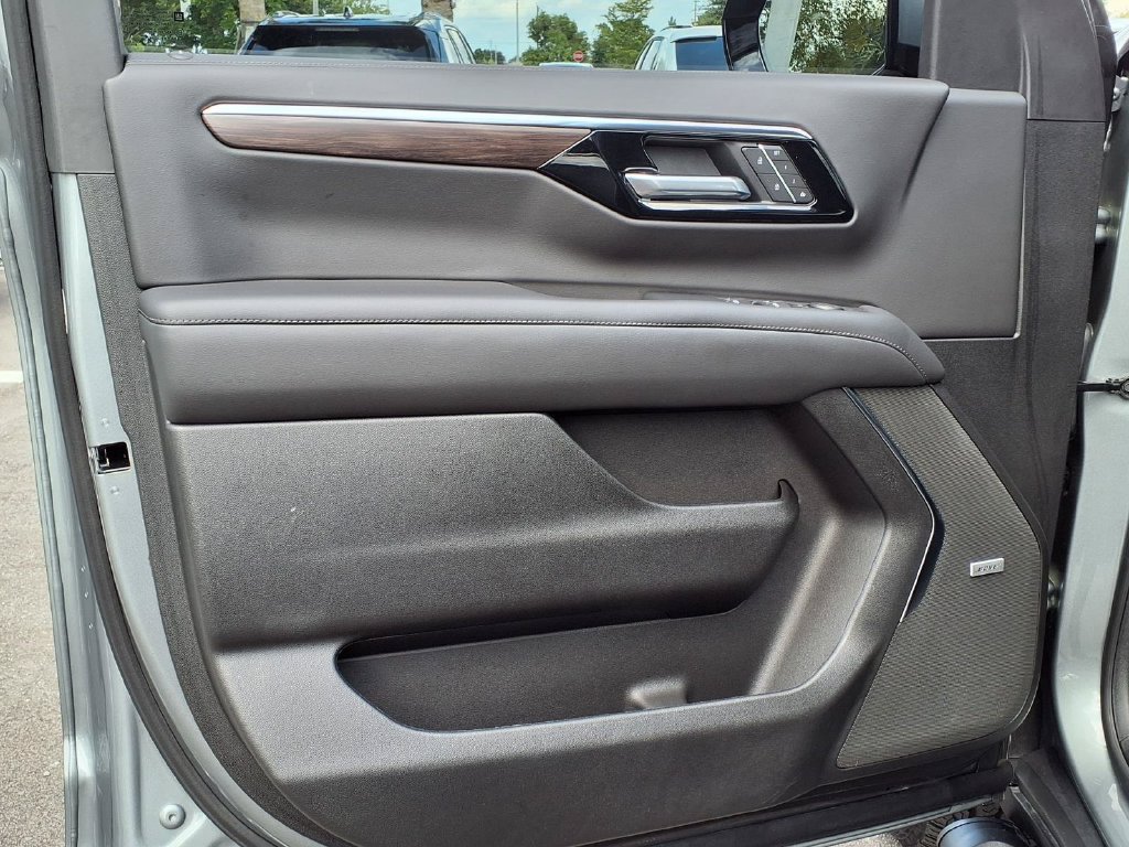 Used 2026 Chevrolet Suburban Z71 w/ Comfort Package AWD/4WD image 29
