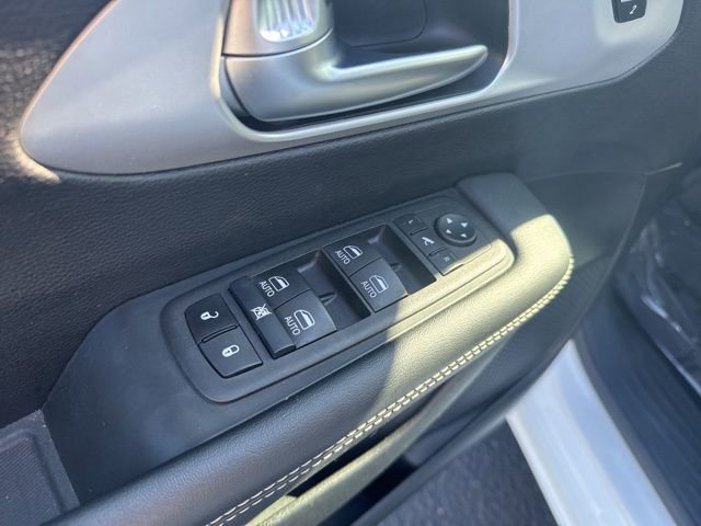 Used 2025 Chrysler Pacifica Limited image 11