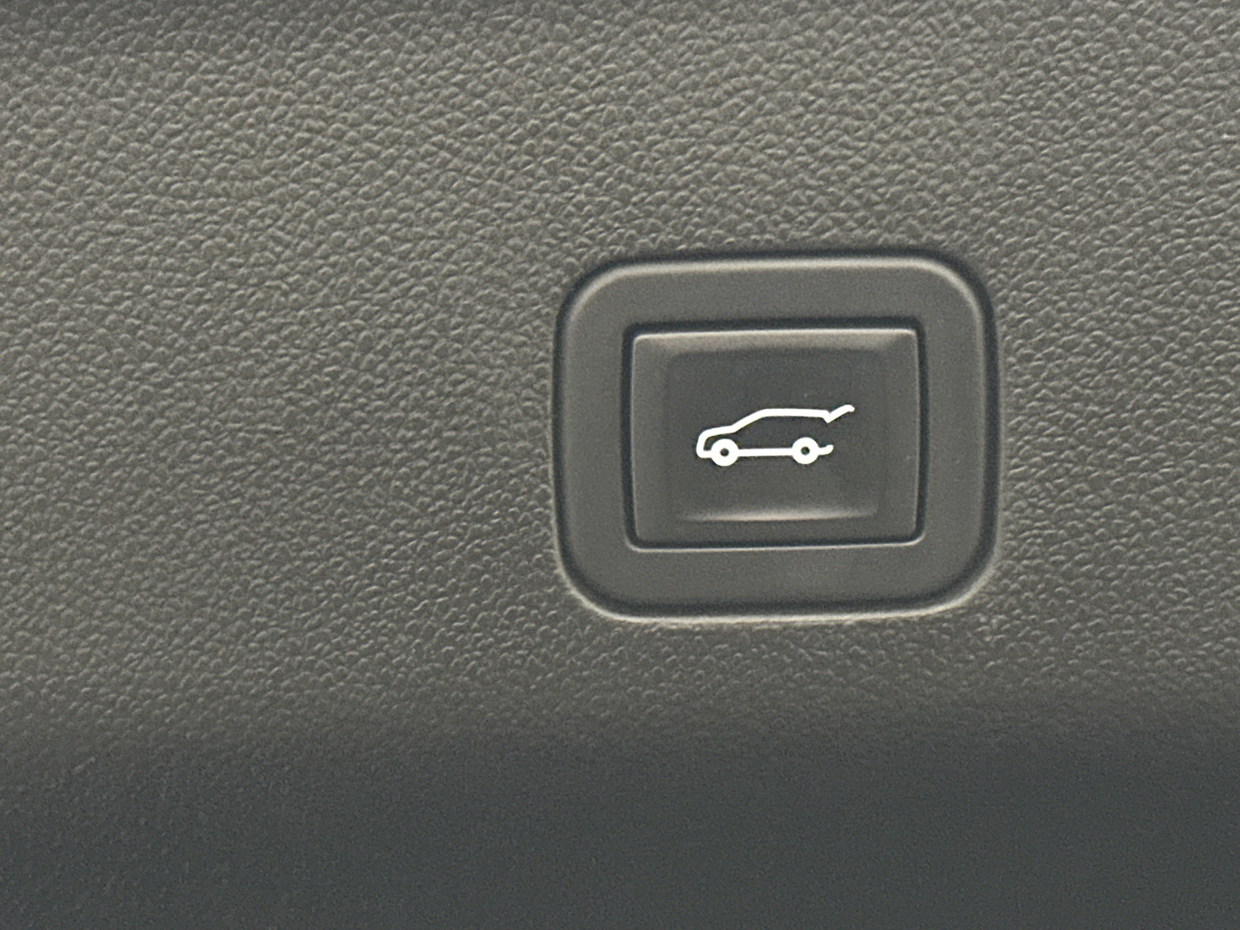 Used 2021 Chevrolet Tahoe Premier w/ Premium Package image 17