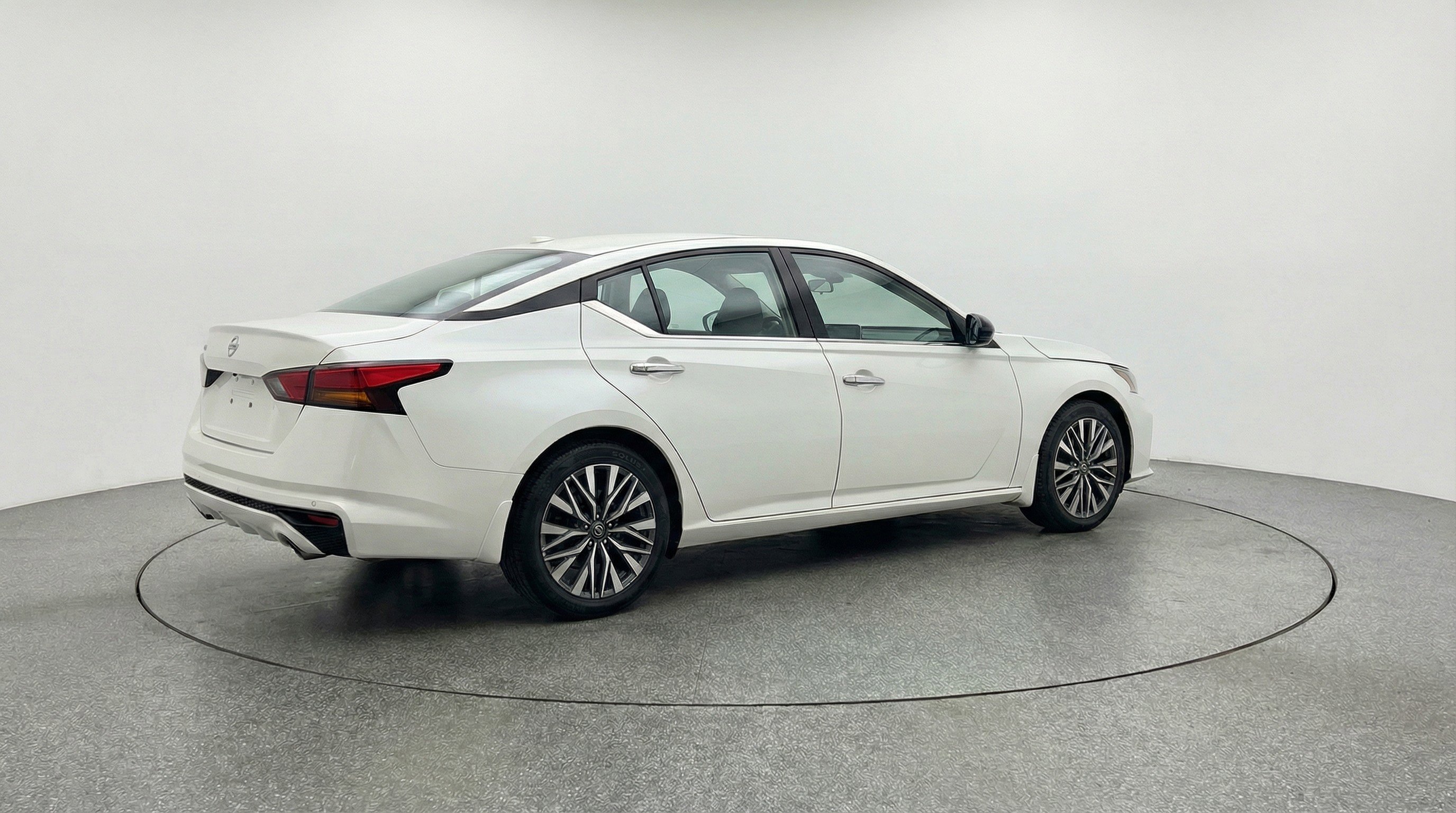 Used 2025 Nissan Altima 2.5 SV image 9