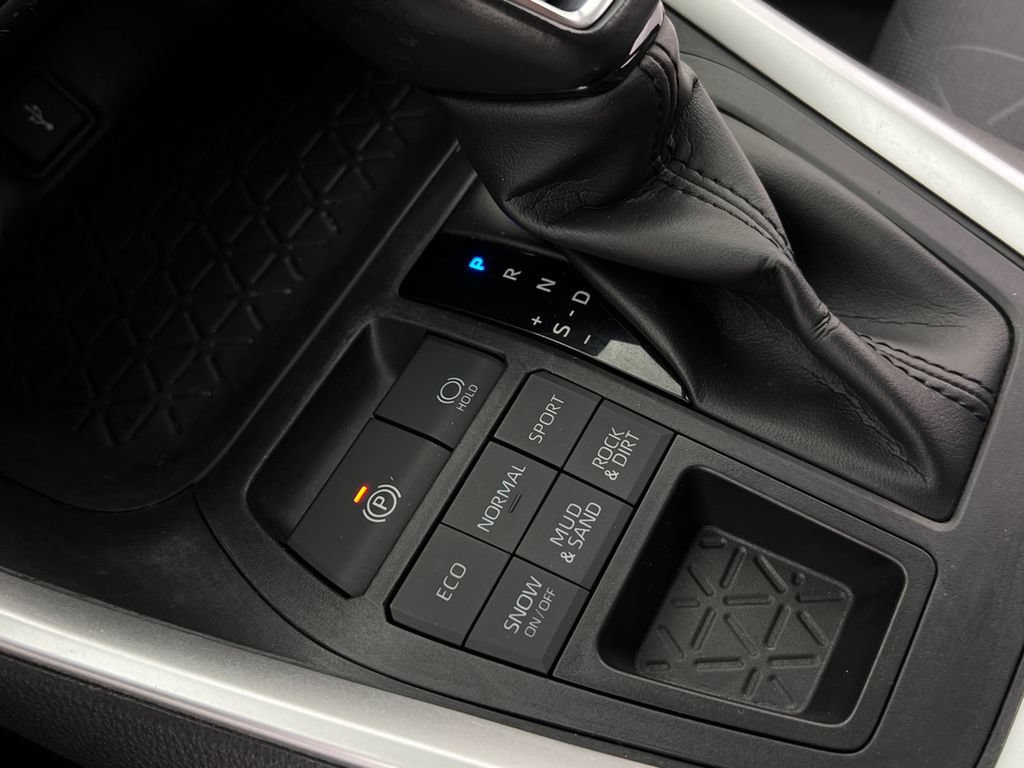 Used 2020 Toyota RAV4 XLE w/ XLE Grade Weather Package AWD/4WD image 20