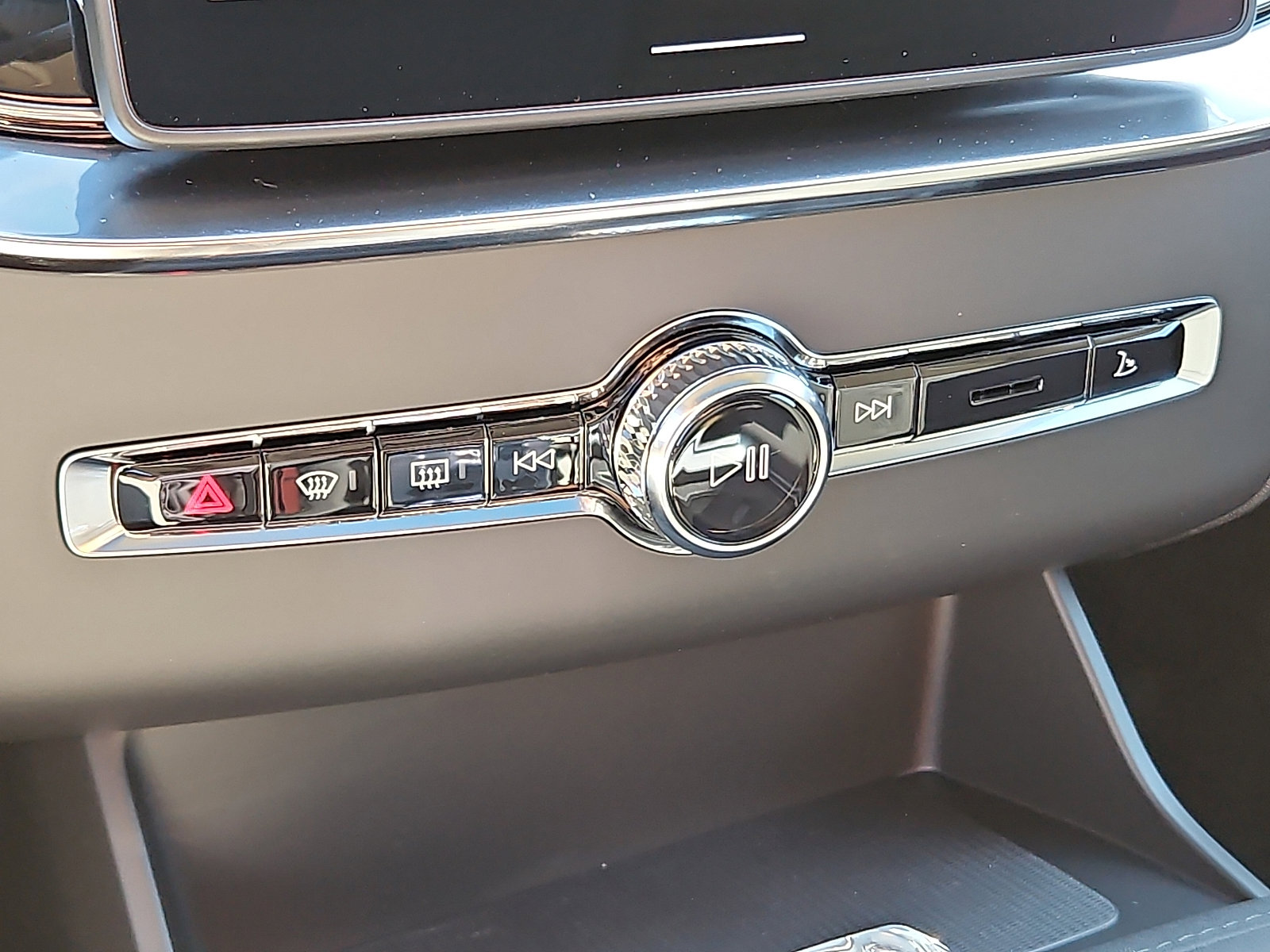 New 2026 Volvo XC90 B6 Plus w/ Protection Package Premier image 14