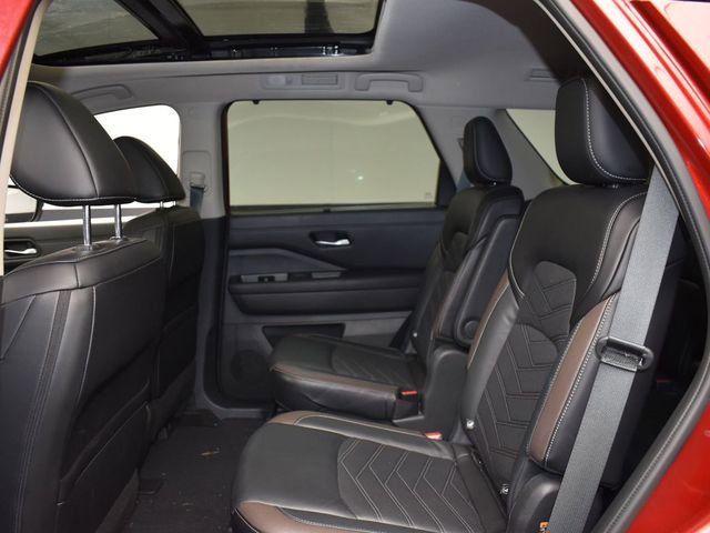 Used 2024 Nissan Pathfinder Platinum image 10