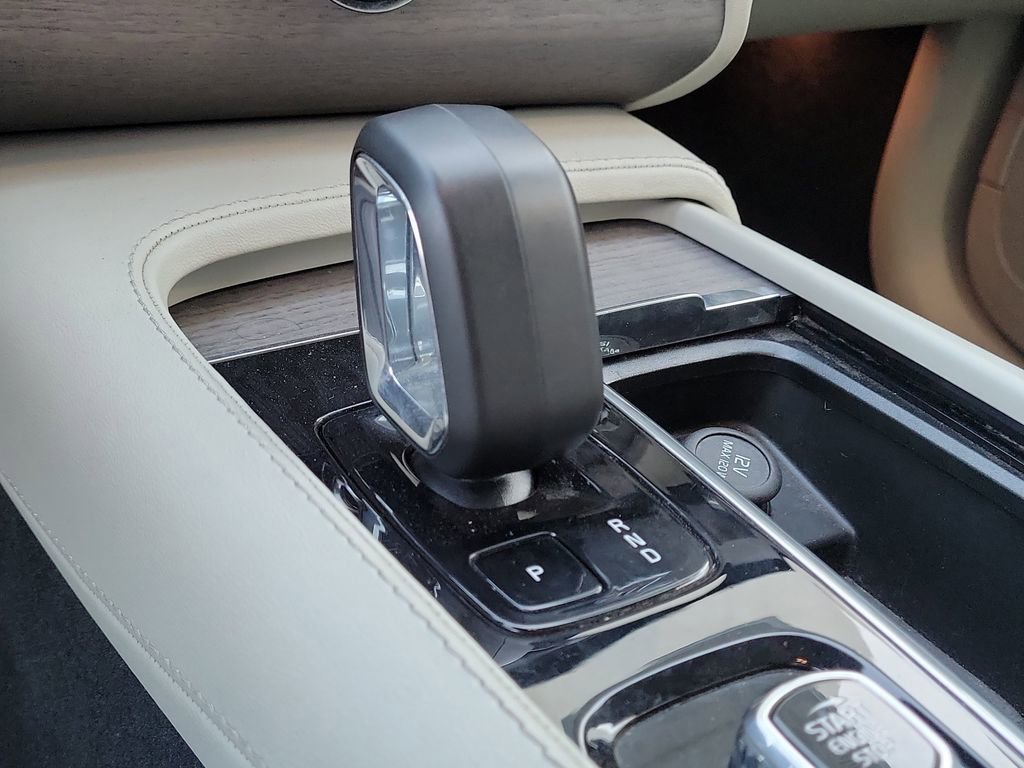 Used 2023 Volvo XC90 B6 Plus image 14