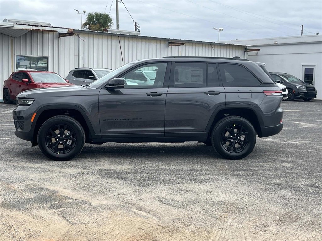 New 2025 Jeep Grand Cherokee Altitude image 2