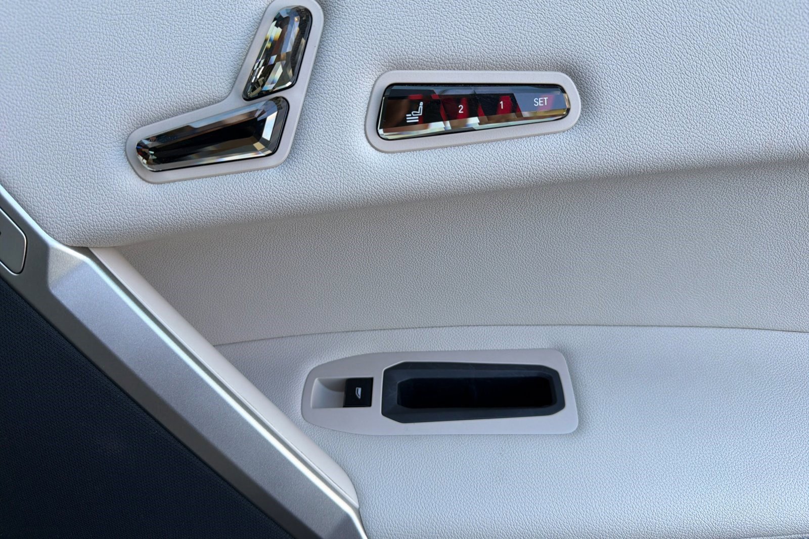 Used 2023 BMW iX xDrive50 w/ Premium Package image 21