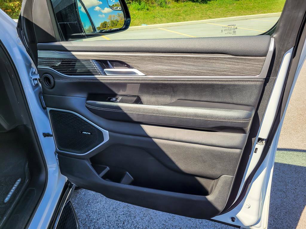 Used 2024 Jeep Wagoneer L Series II w/ Flexible Seating Group RWD image 31