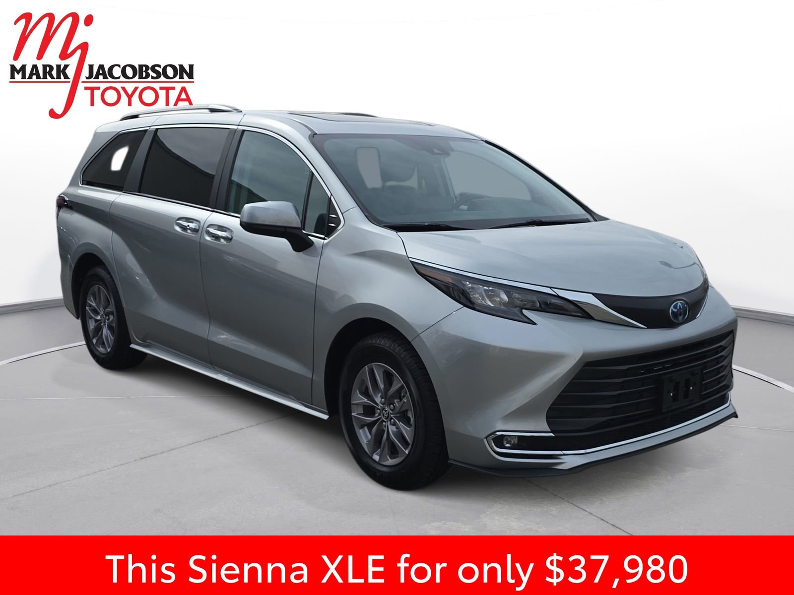 Used 2024 Toyota Sienna XLE image 5