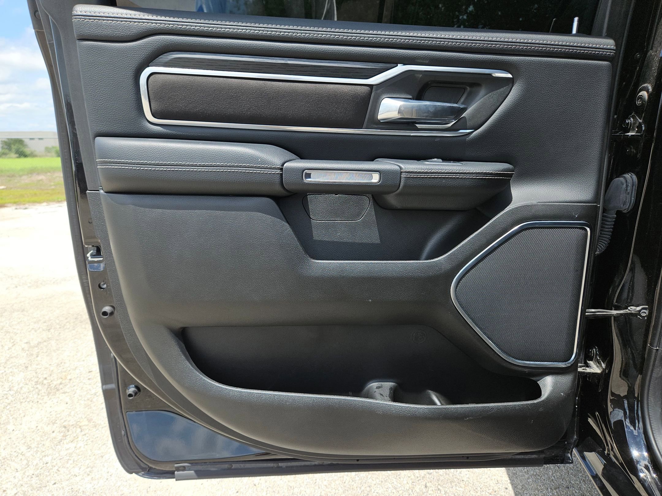 Used 2024 RAM 1500 Laramie AWD/4WD image 15