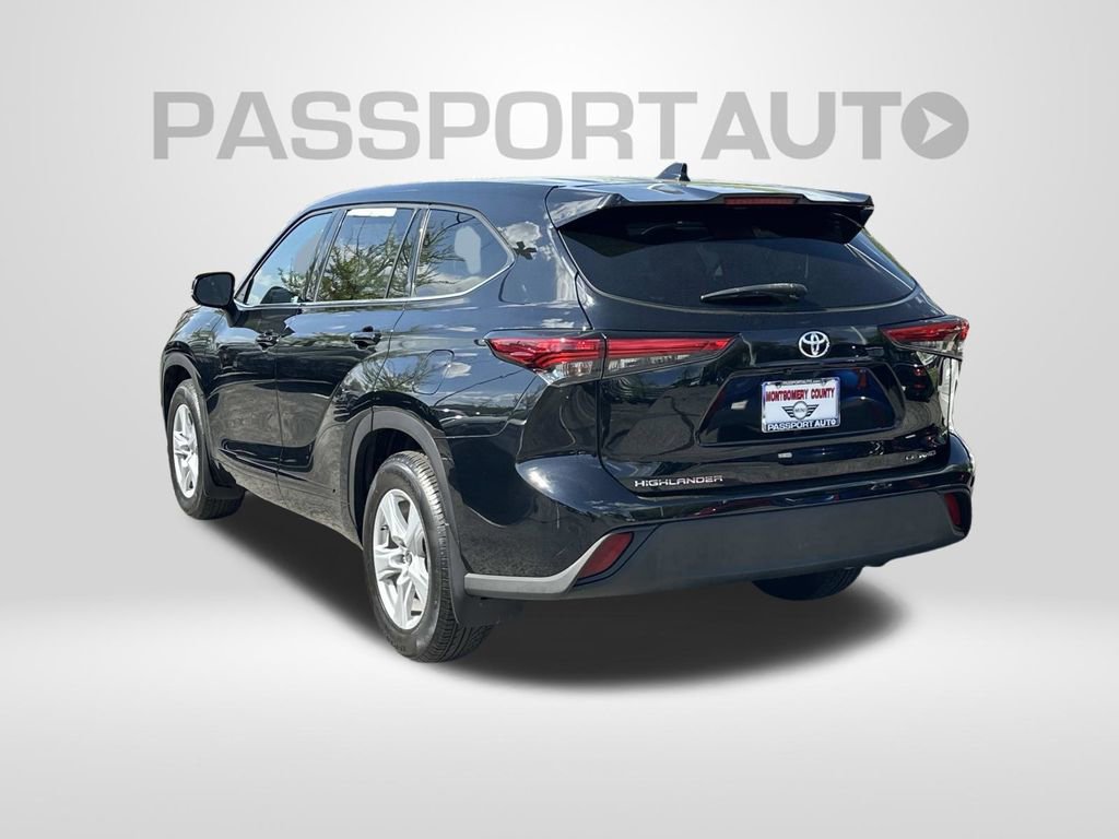 Used 2021 Toyota Highlander LE image 2