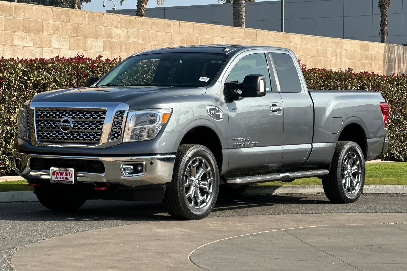 Used 2017 Nissan Titan SV image 8