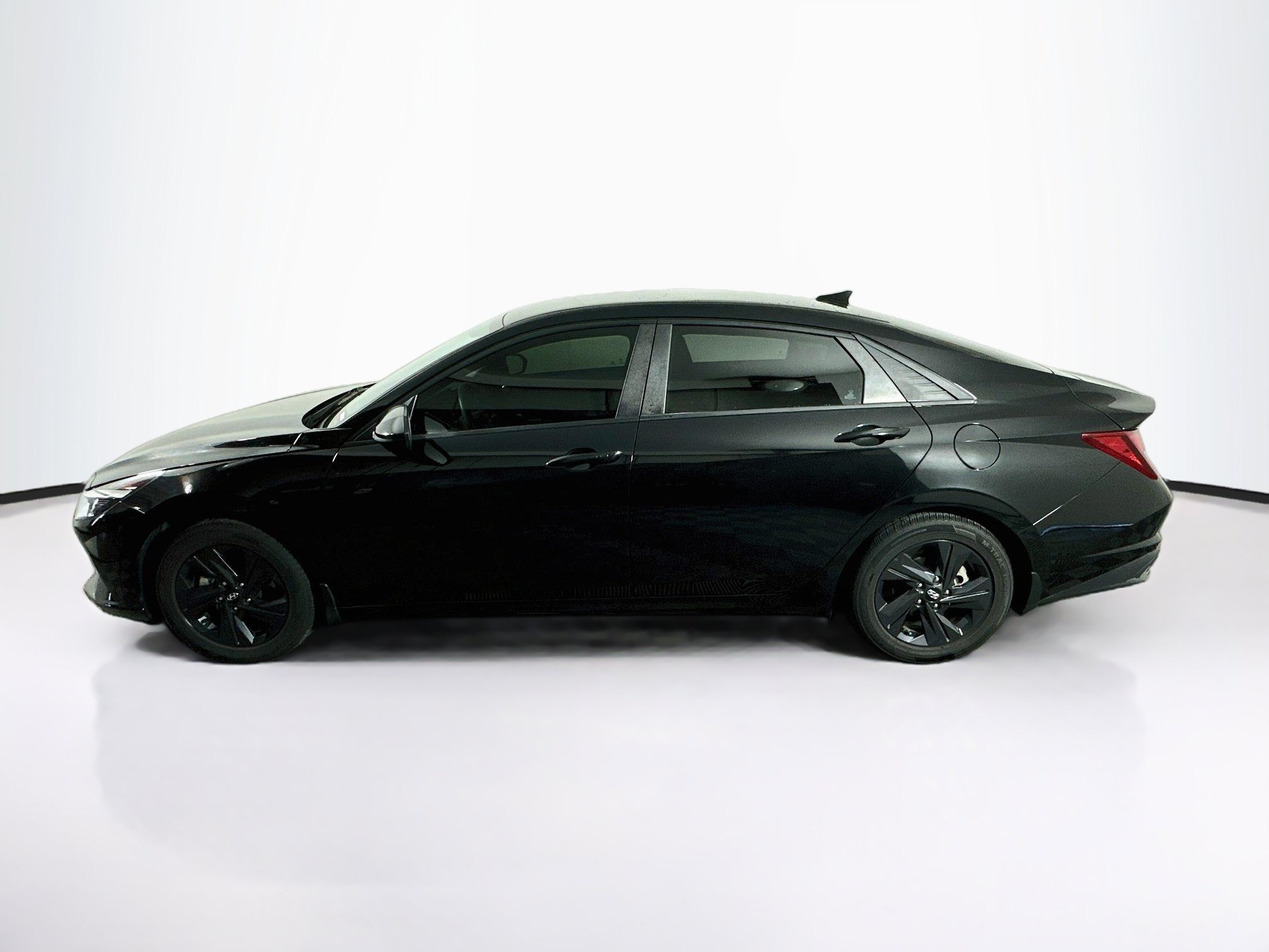 Used 2023 Hyundai Elantra SEL w/ Preferred Accessory Package FWD image 4