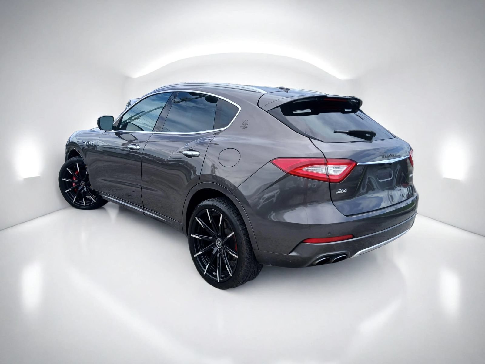 Used 2017 Maserati Levante S AWD/4WD image 3