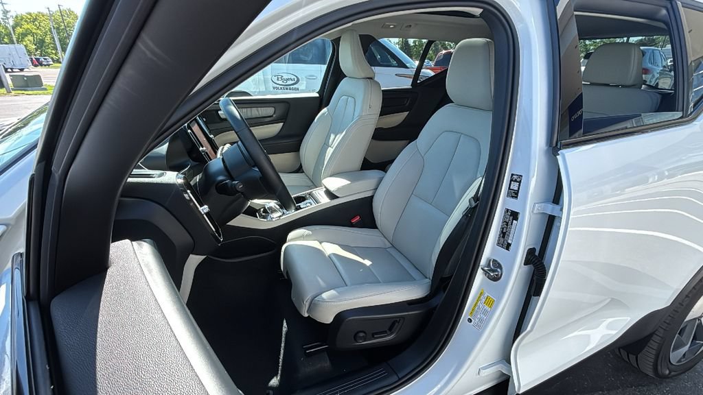 Certified 2026 Volvo XC40 B5 Plus AWD/4WD image 25