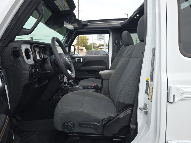 Used 2025 Jeep Wrangler Unlimited Sahara w/ Safety Group AWD/4WD image 15
