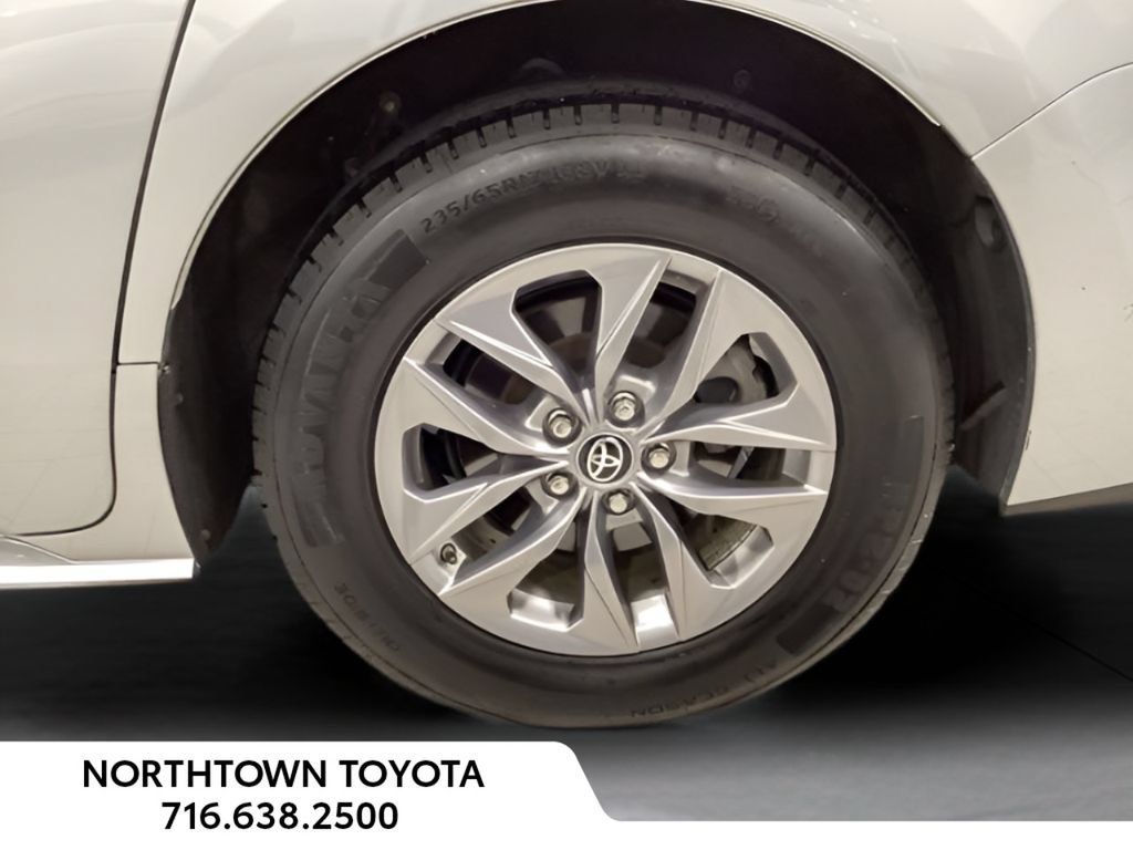 Used 2025 Toyota Sienna XLE FWD image 23