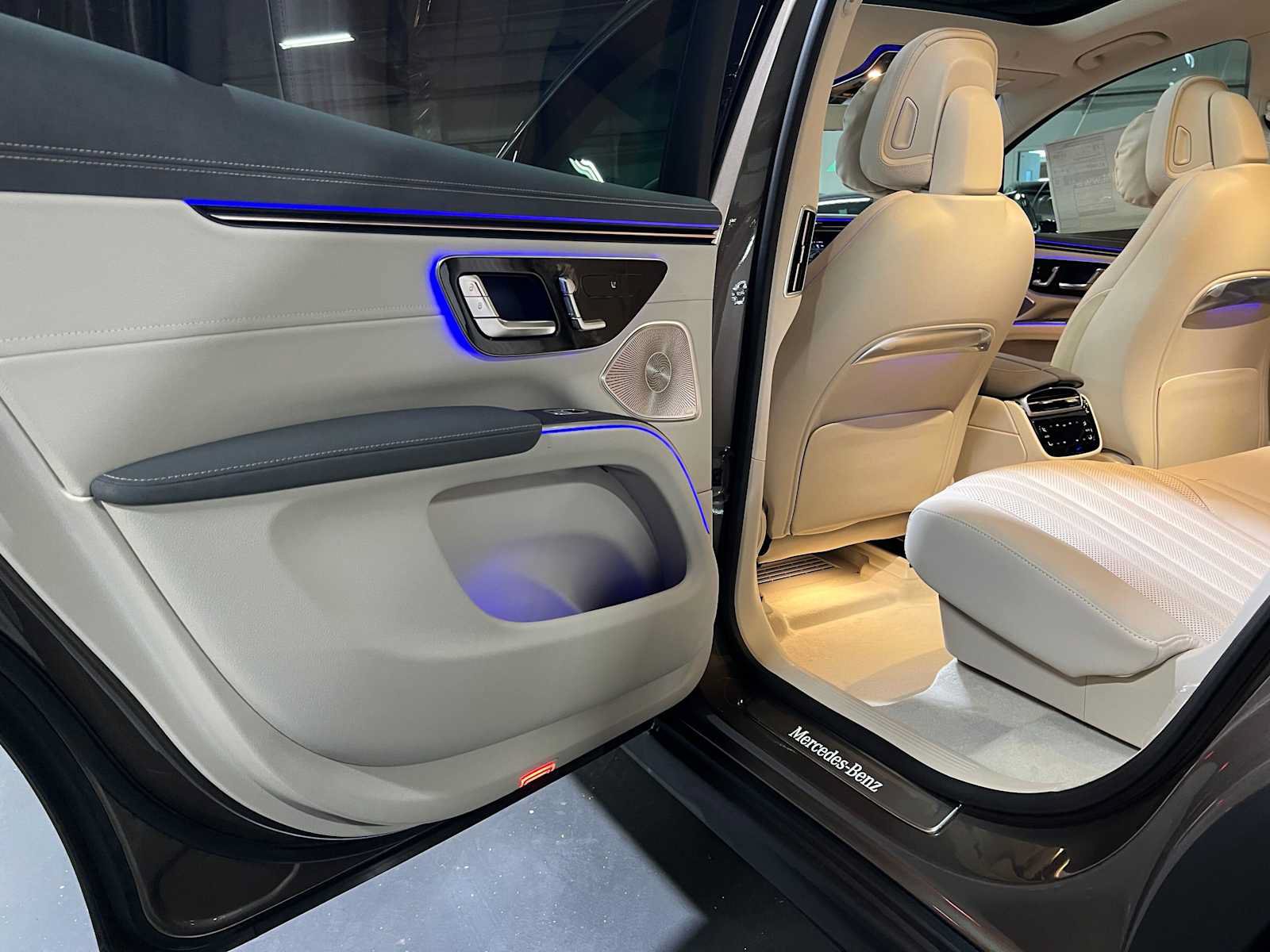 New 2026 Mercedes-Benz EQS 400 4MATIC SUV image 18