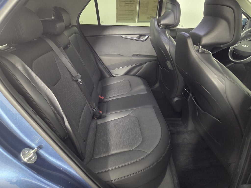 Used 2023 Kia Niro SX Touring FWD image 29