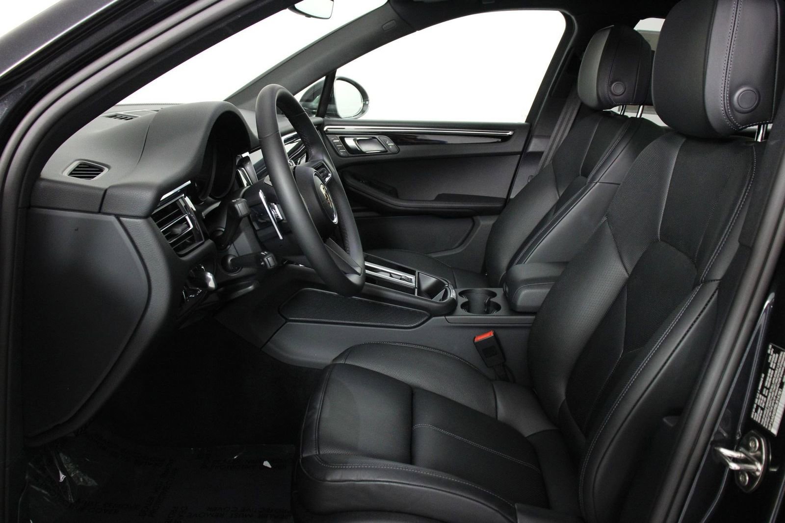 Certified 2025 Porsche Macan AWD/4WD image 5