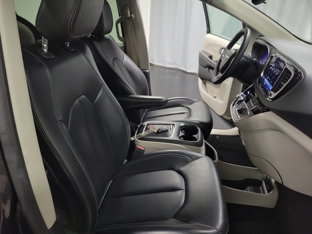 Used 2023 Chrysler Pacifica Touring-L FWD image 25