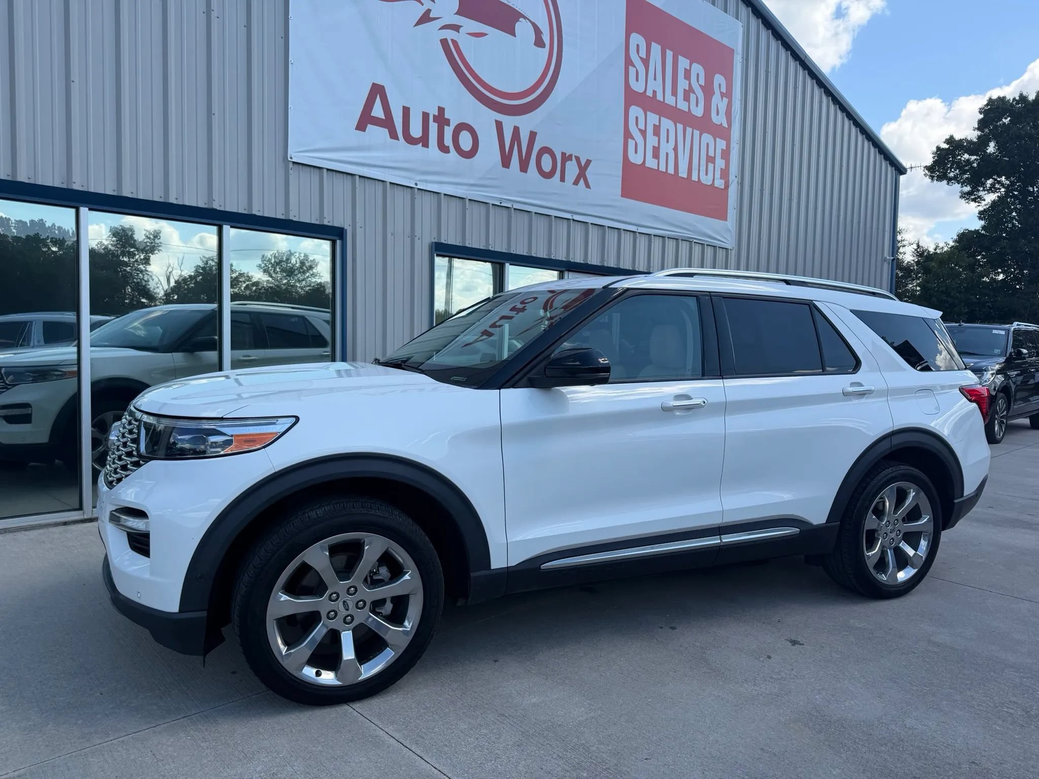 Used 2020 Ford Explorer Platinum w/ Premium Technology Package AWD/4WD image 32