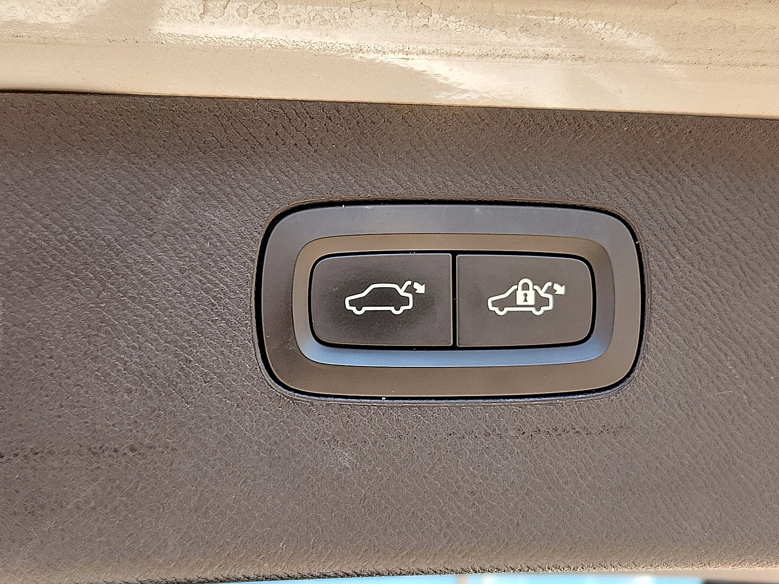 Used 2018 Volvo XC90 T5 Momentum w/ Convenience Package FWD image 9