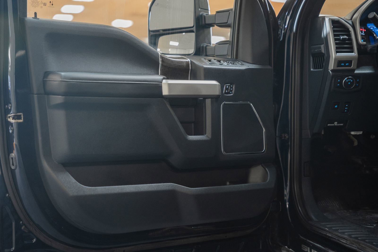 Used 2022 Ford F250 Lariat w/ Black Appearance Pkg image 50