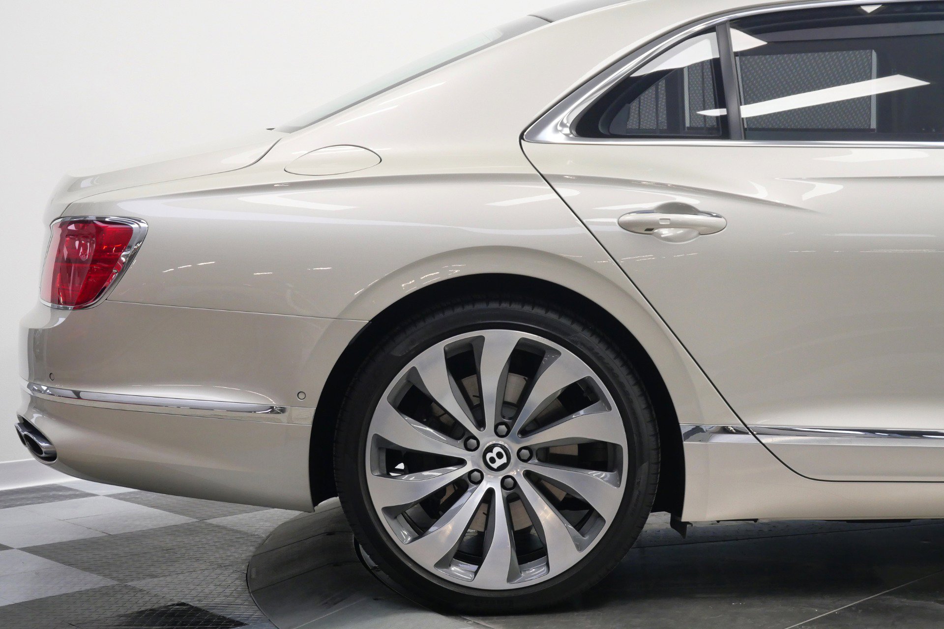 Used 2022 Bentley Flying Spur Plug-In Hybrid image 38