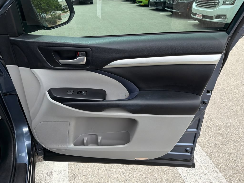 Used 2018 Toyota Highlander XLE FWD image 37